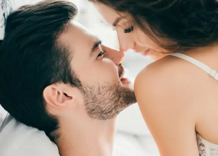 A intimidade cunha muller desencadea a excitación sexual nun home